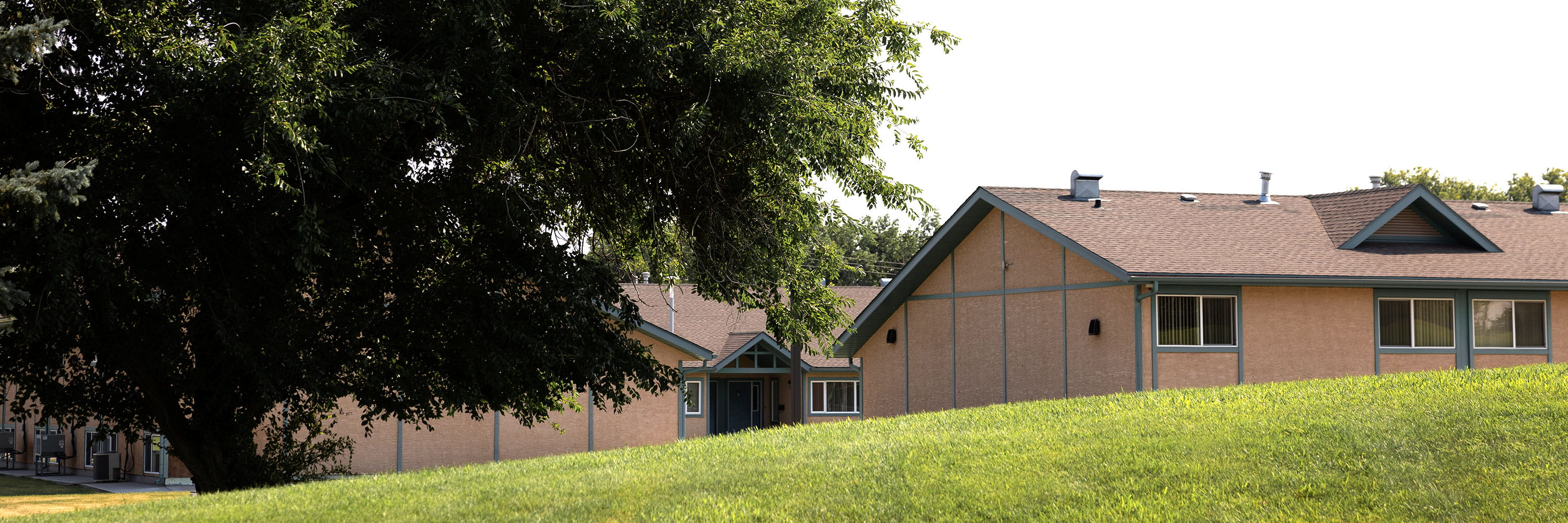 学院学生宿舍楼外景，温馨舒适的居住环境